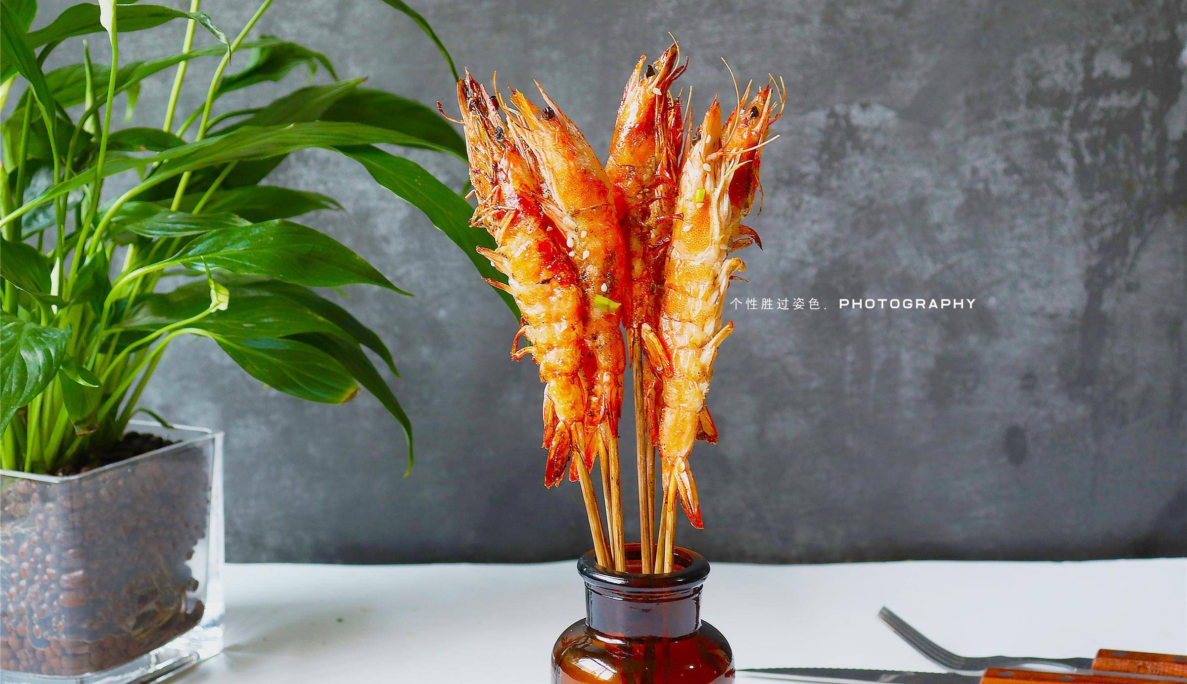 在家做椒盐串串虾,酥脆可口,连虾壳都可以嚼碎了吃掉_竹签_胡椒粉