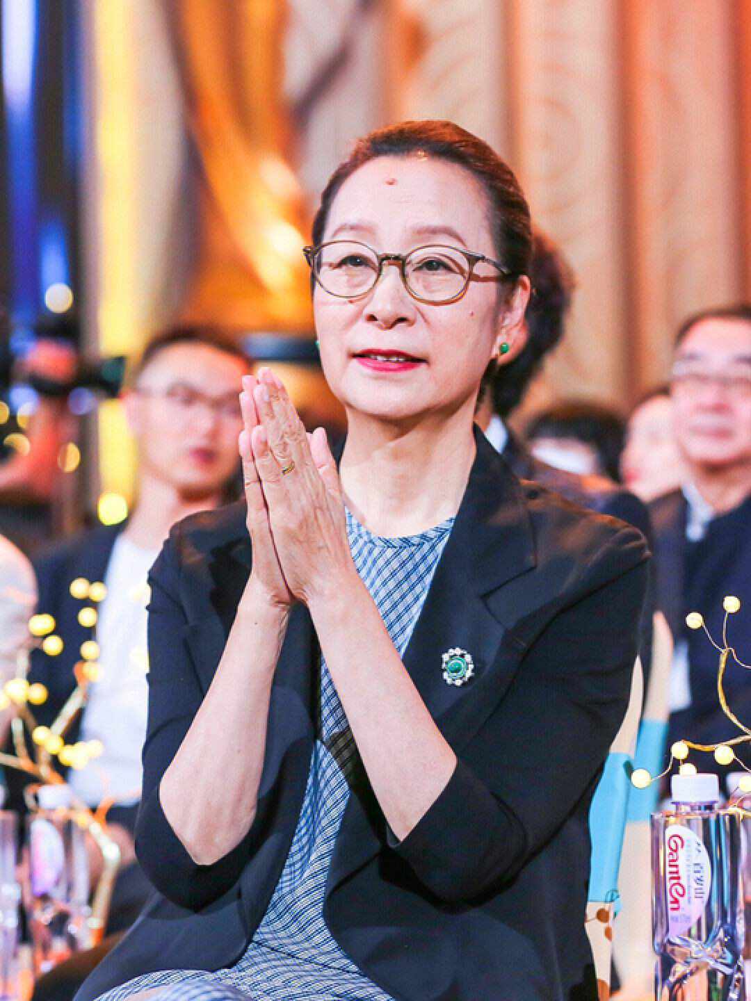 被67岁奚美娟美到了,发型精致穿衣简洁大气,适合妈妈们借鉴_图案_显得