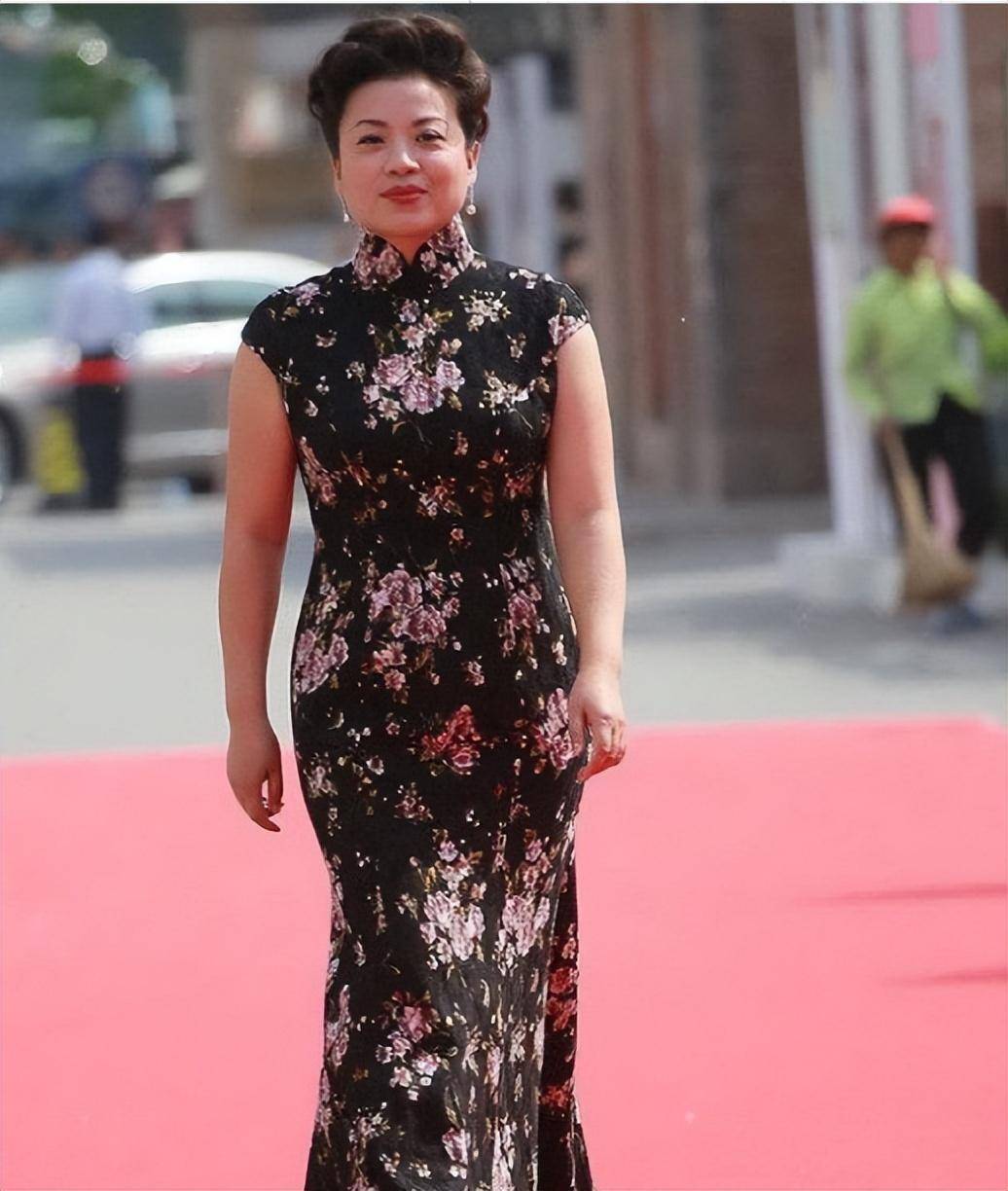 歌唱家张也低调现身农村!