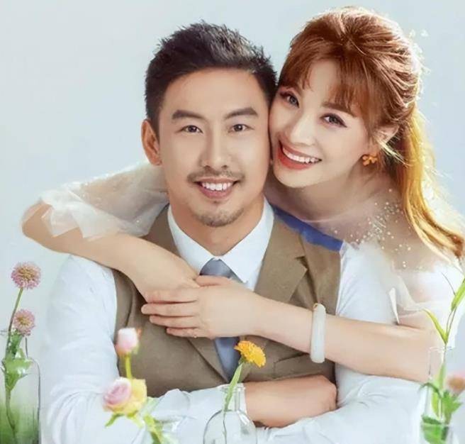 万蒂妮否认二次离婚传闻,曾为凤姐猛烈辩护,如今是小学同学_朱桢_金磊