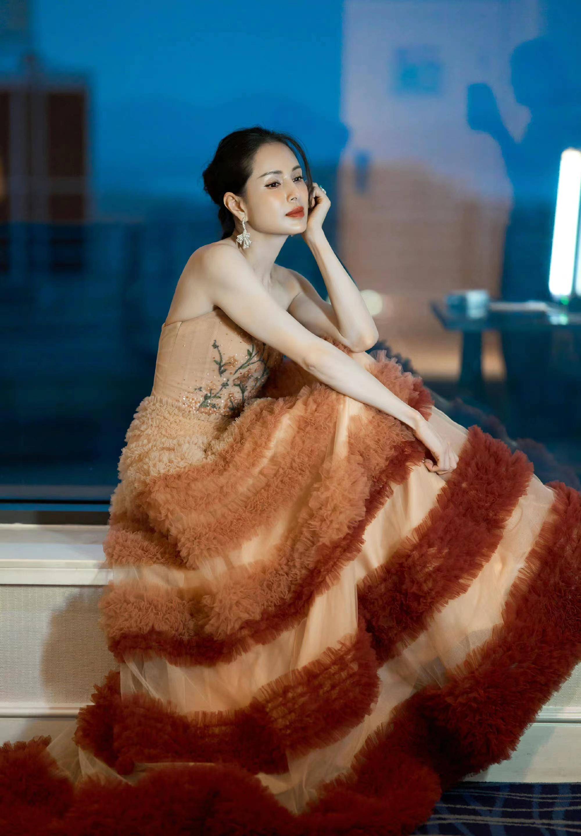 李若彤真是美到骨子里了,一袭香槟色抹胸蛋糕裙,优雅惊艳_身材_气质