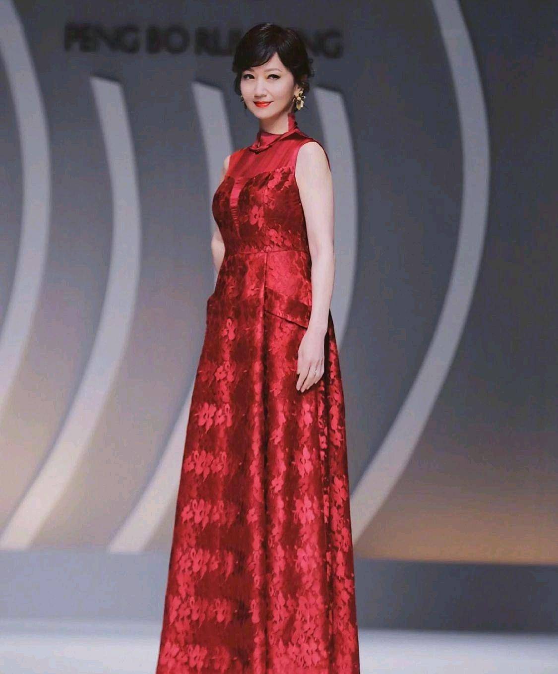 赵雅芝真是大胆,开叉旗袍尽显身材,年近70凹凸感依旧十足_优点_经验