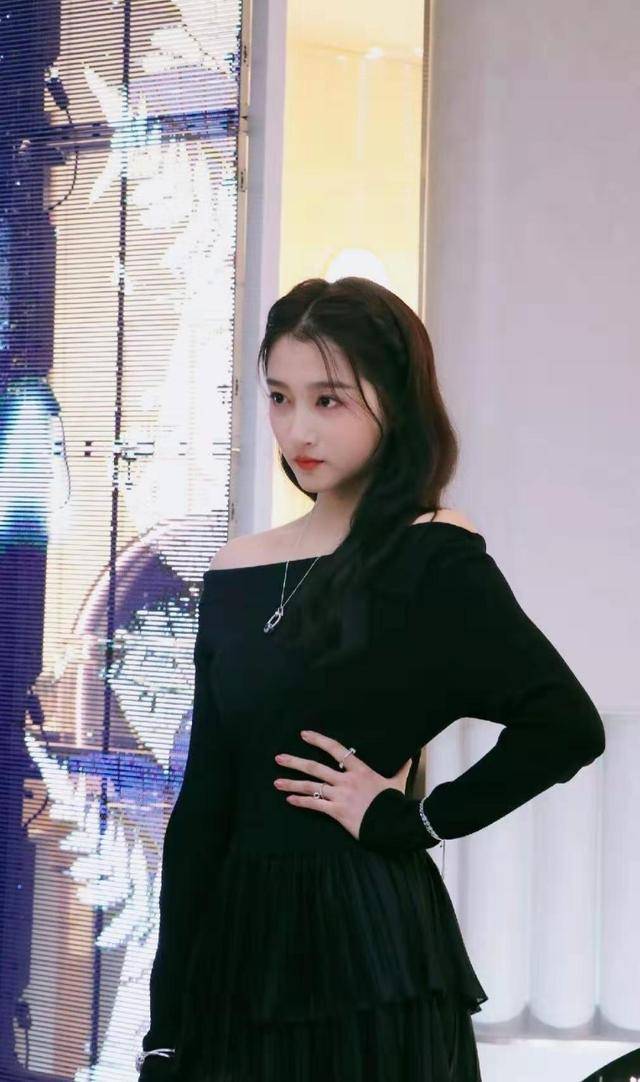 关晓彤终于穿对了!