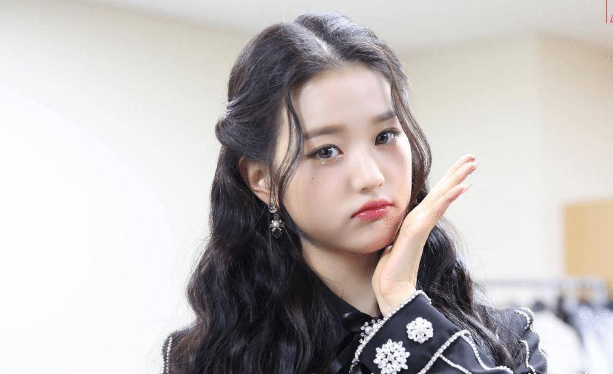 然而当国外成员宫胁咲良向她靠近时,张元英却突然用力,把她撞了个趔趄