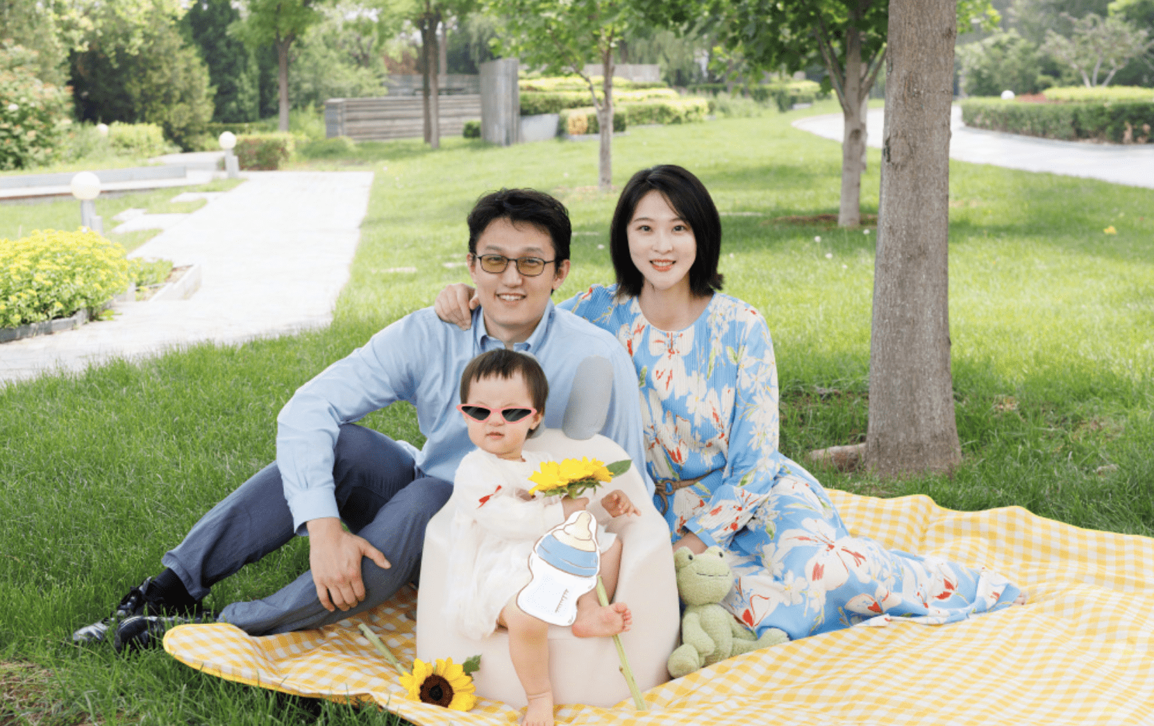 前女排队长惠若琪晒全家福,庆祝结婚5周年,被学霸老公甜搂怀中_杨臻博