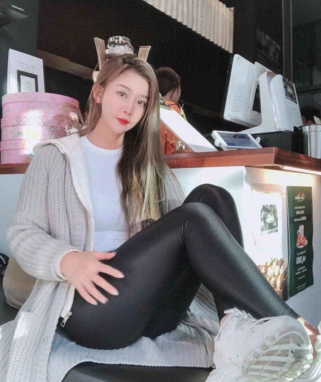 在韩国有一位健身网红叫jeongsuran(郑素兰),身高178公分,体重却达到