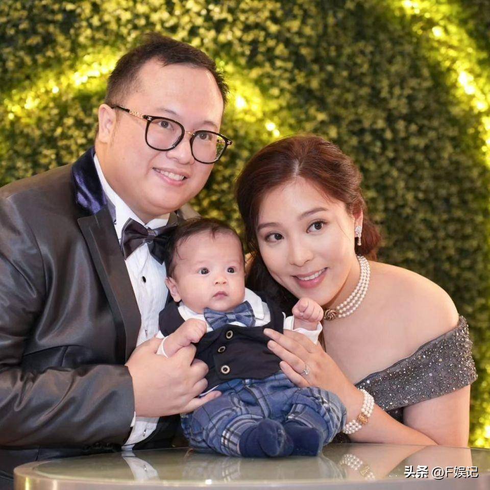 其中一位是他的妹妹元秋.