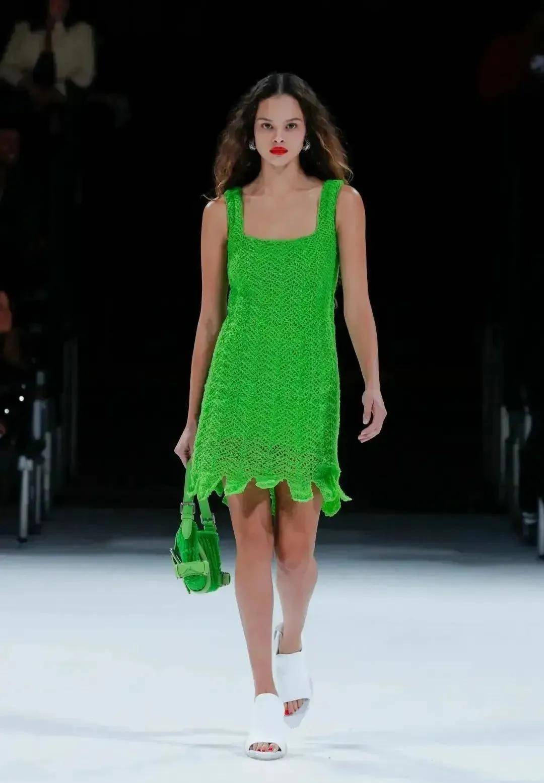 估计明年你的购物清单里需要加上一条性感的针织吊带裙了_必备_chanel