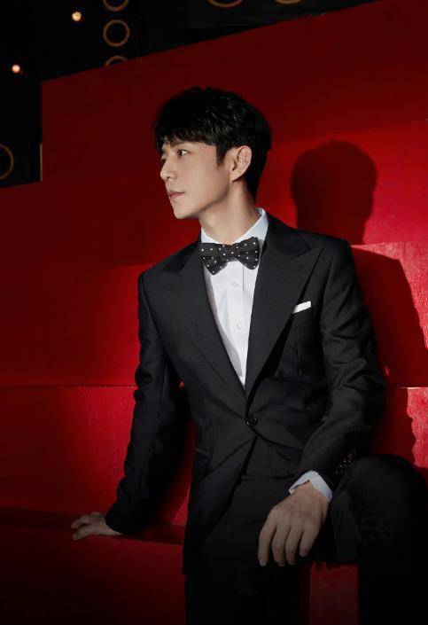 一张何炅庆生现场照曝光,布置简单暗淡,与男友合照引发热议_生日