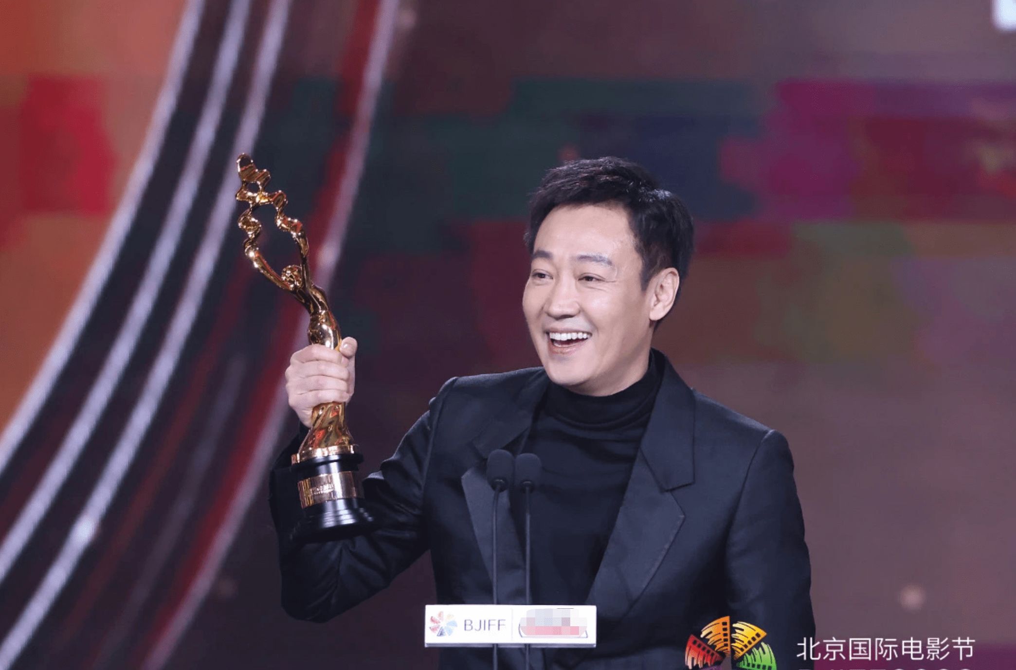 张艺谋拿终身成就奖,颁奖嘉宾安排陈道明,背后含义你看懂了吗?