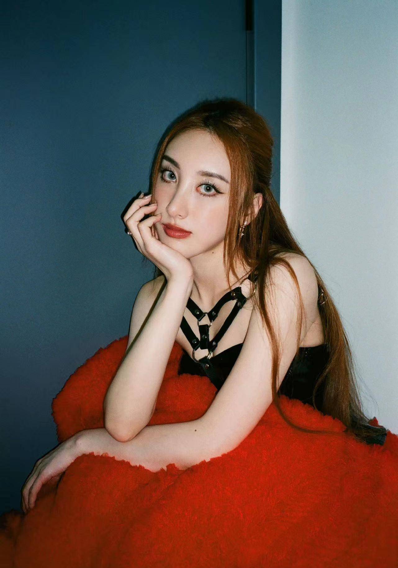 许靖韵是香港英皇公司的艺人,看来英皇旗下艺人是排队来参加《浪姐》