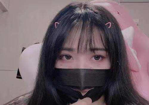 女主播小团团出镜意外露全脸,弹幕沸腾了,上演买家秀与卖家秀_口罩