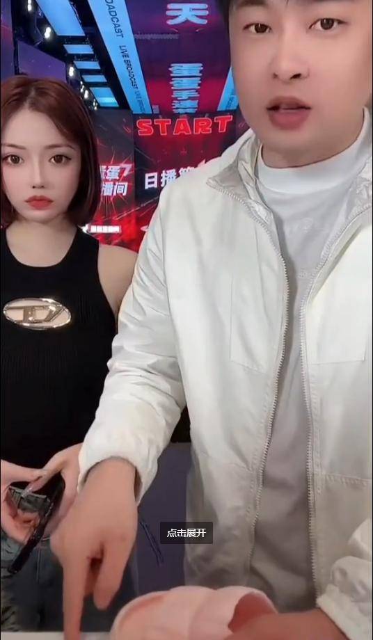 辛巴斥责某徒弟一开播就装可怜 你兜里揣多少钱了?暗示猫妹妹?