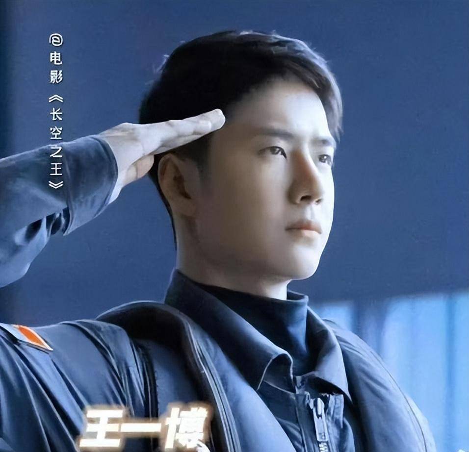 王一博酒店外出遭人丢垃圾,惹怒一众女粉丝!保镖眼神显犀利!