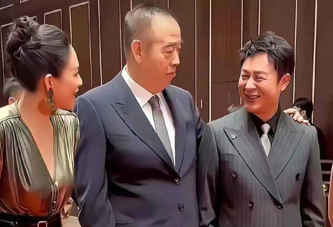 高发型的张颂文老师跟185cm的导演陈凯歌站在一起大家发现什么了吗?