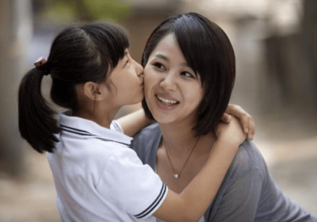 享受张子枫洗脚服务时,杨紫下意识的话成亮点,素质高低很明显_小紫