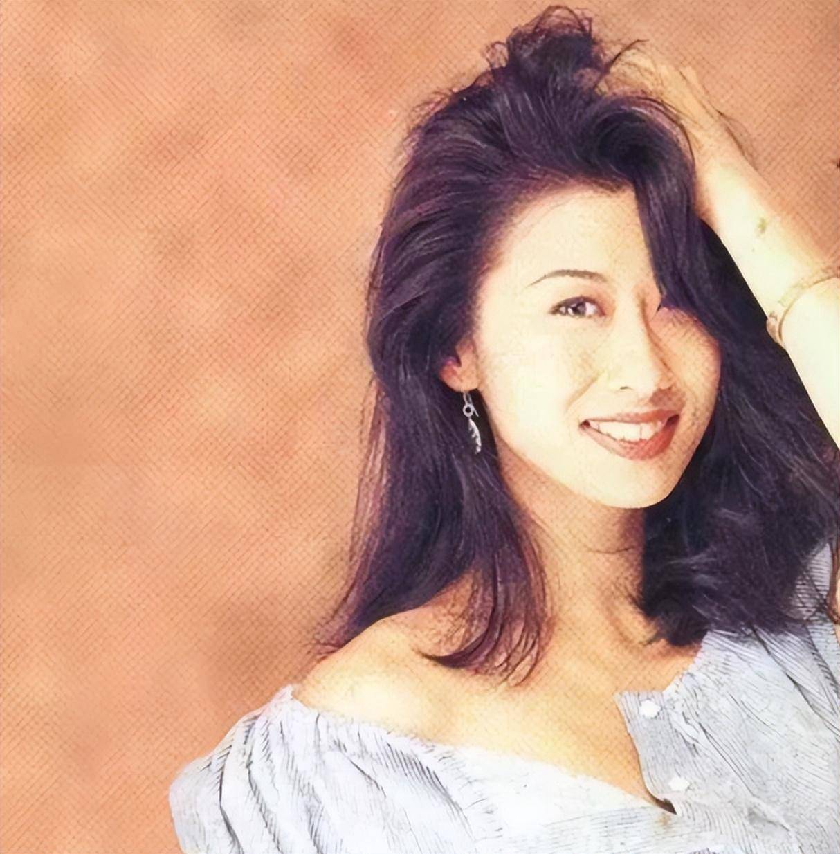 同年,叶倩文被徐克导演选中出演了电影《上海之夜》,并演唱了该影片的