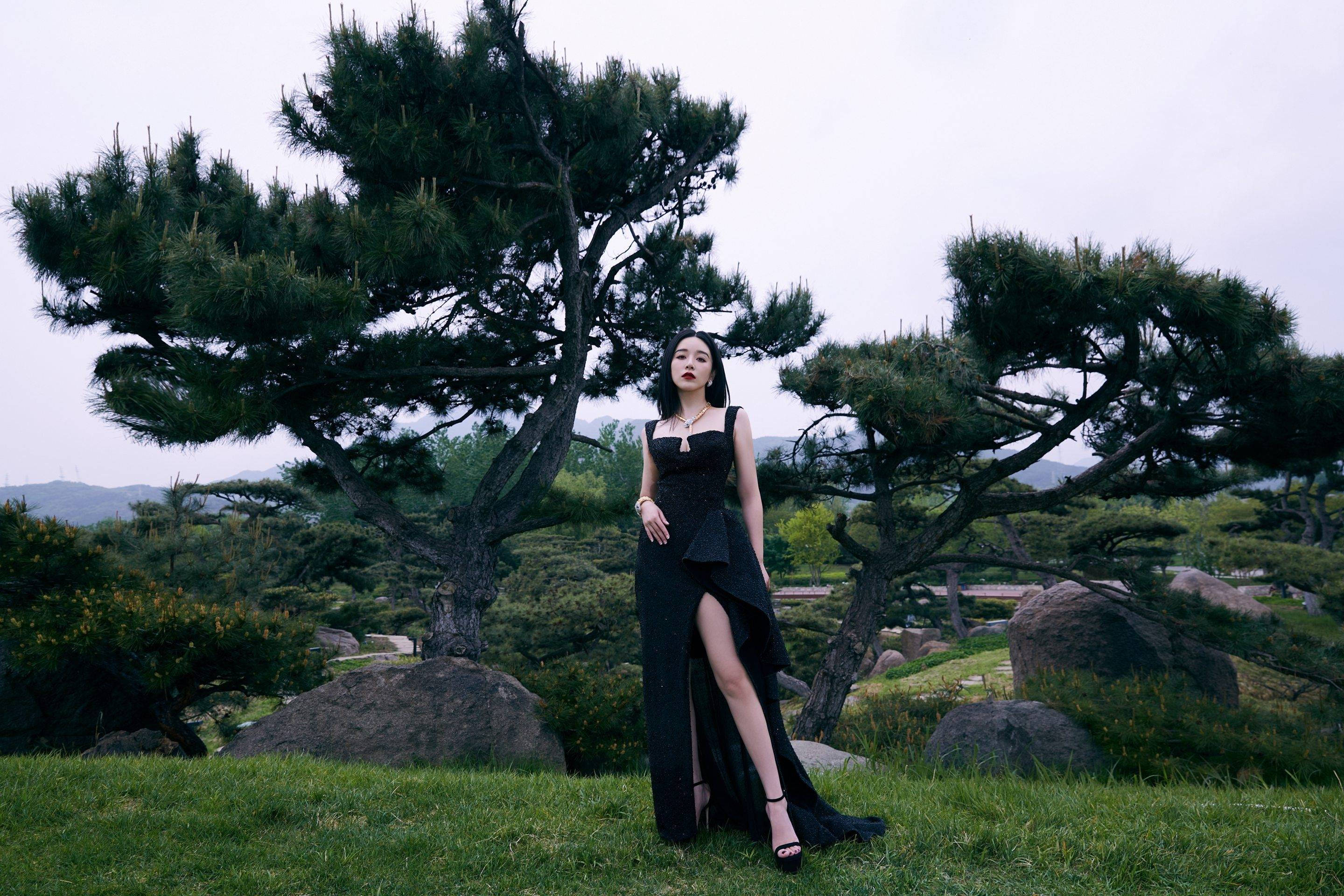 阚清子黑色吊带连衣裙性感写真_网友_气质