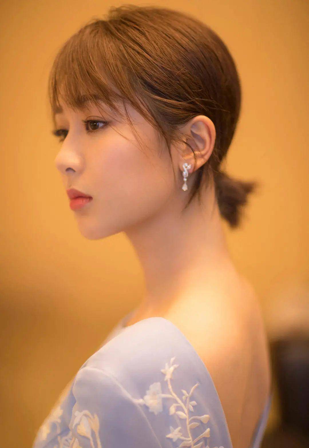 杨紫晒古装美照,一抹红唇百媚生,抑郁的表情,霸气时尚_角色_观众_王姬