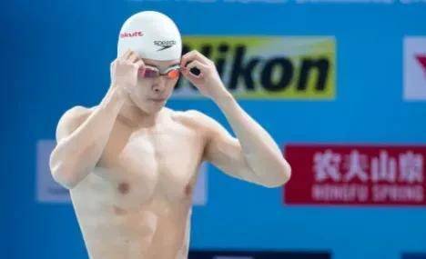 破亞洲紀錄，男子自由泳47秒22奪冠，祝賀潘展樂