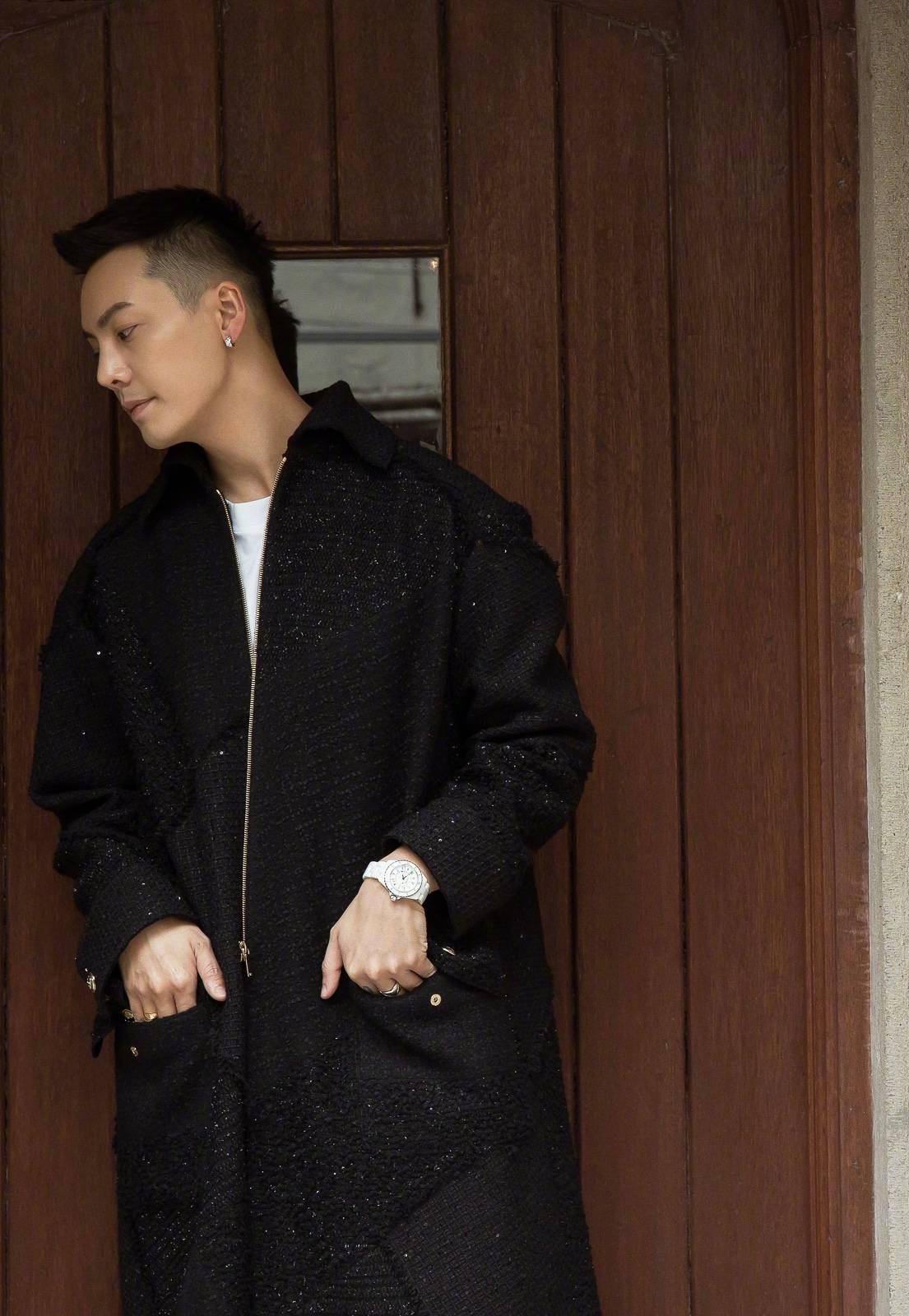 陈伟霆现身《暴风》开机仪式,为剧情需求皮肤黝黑配寸头,痞帅风_黑色