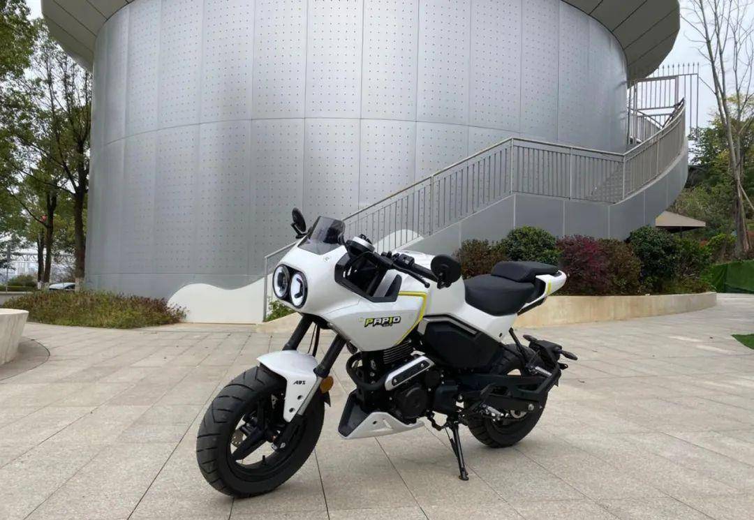 我一直认为,春风狒狒是女骑首选车型,车身尺寸小,整备质量轻,坐姿也不