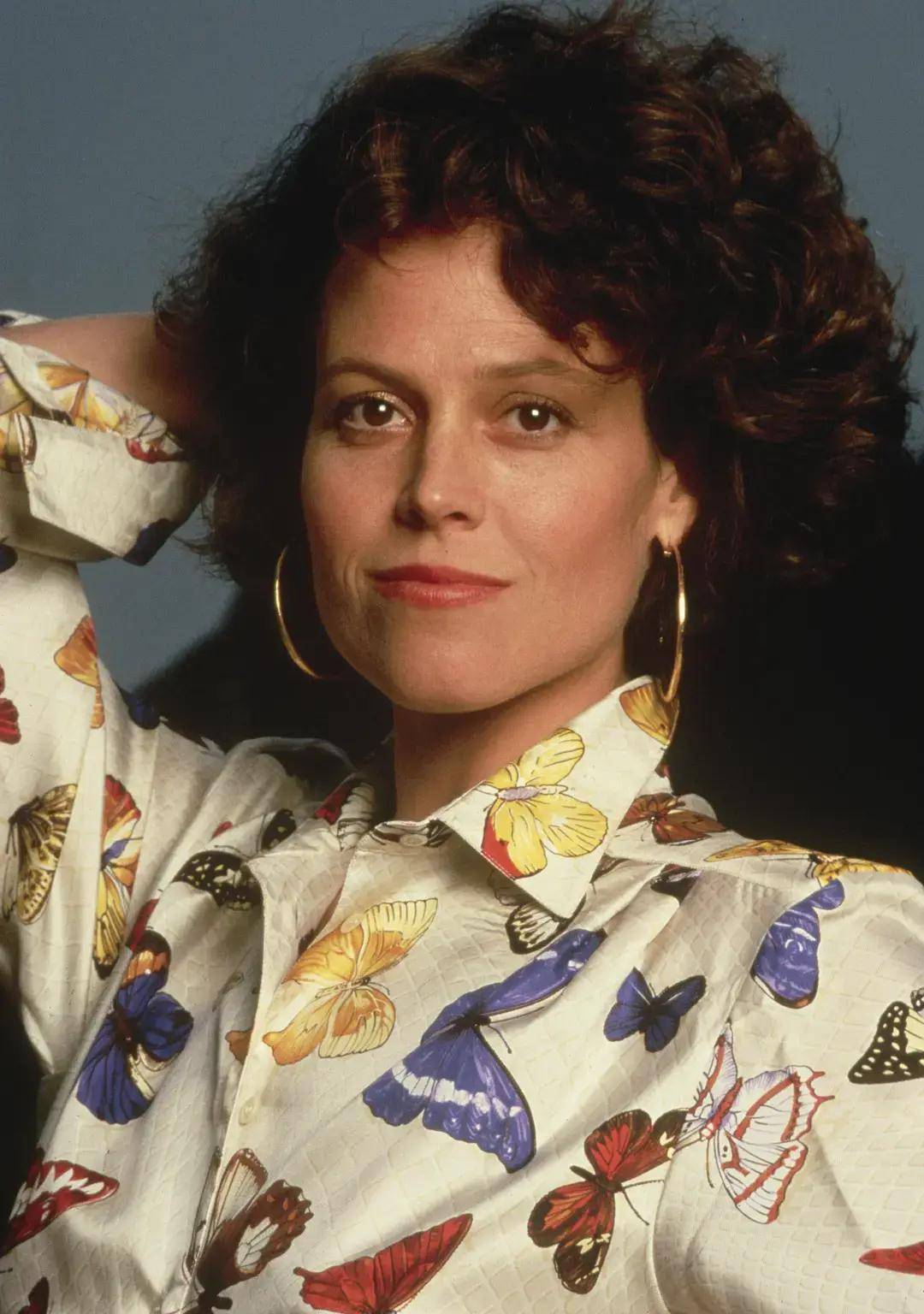 帅气的西格妮韦弗在《异形》中的演出,是詹姆斯卡梅隆的细心指导_人们