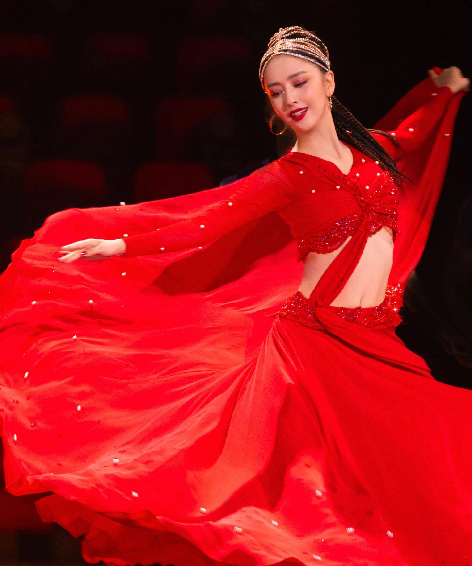 佟丽娅《舞蹈生》导师大秀,身着烈焰红纱裙气场全开,迷人奔放