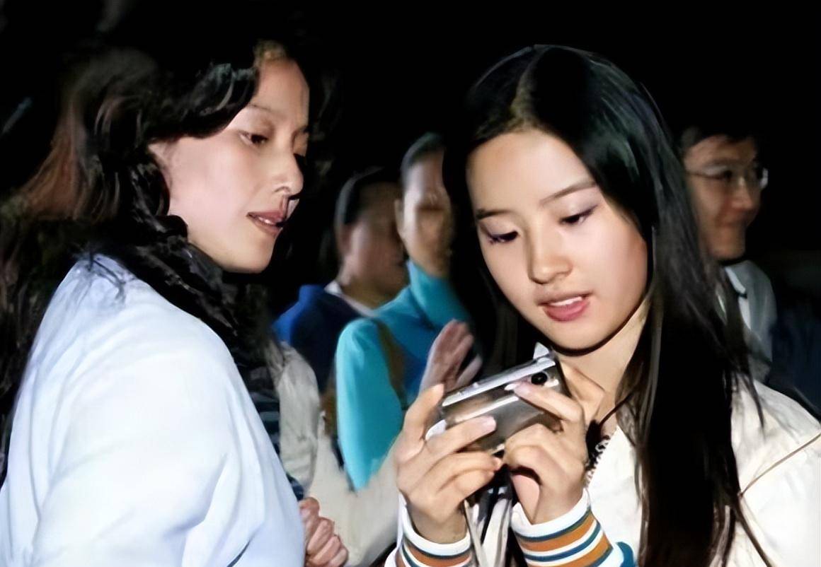 时间很快过去,安风14岁这年,她突然跟妈妈说自己想做个演员.