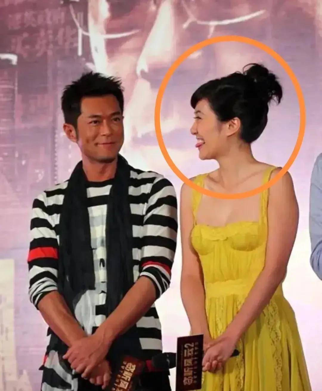 一起参加发布会,叶璇也对古天乐吐舌头,和章子怡对黎明吐舌头是一样的