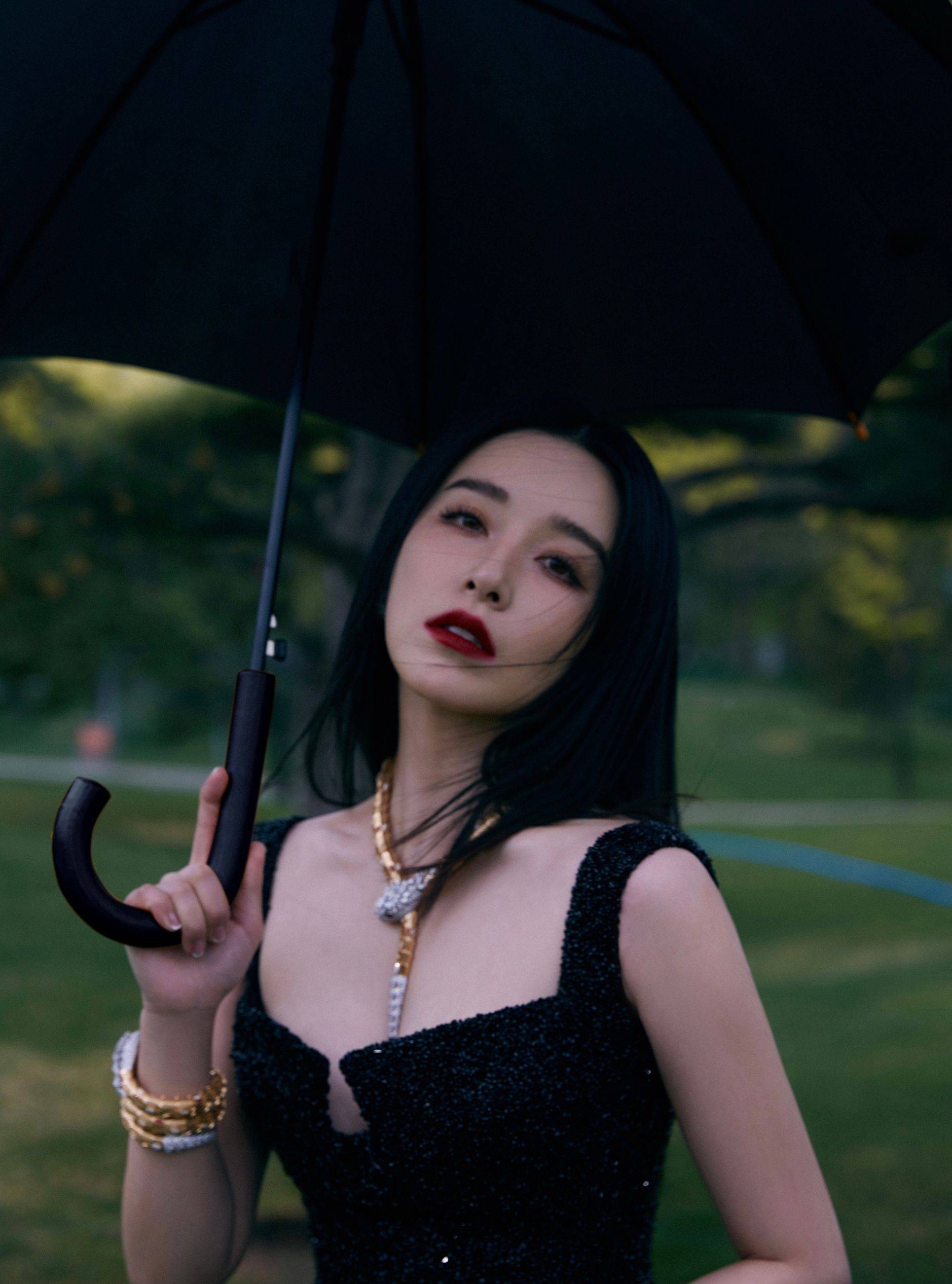 阚清子黑色吊带连衣裙性感写真_网友_气质