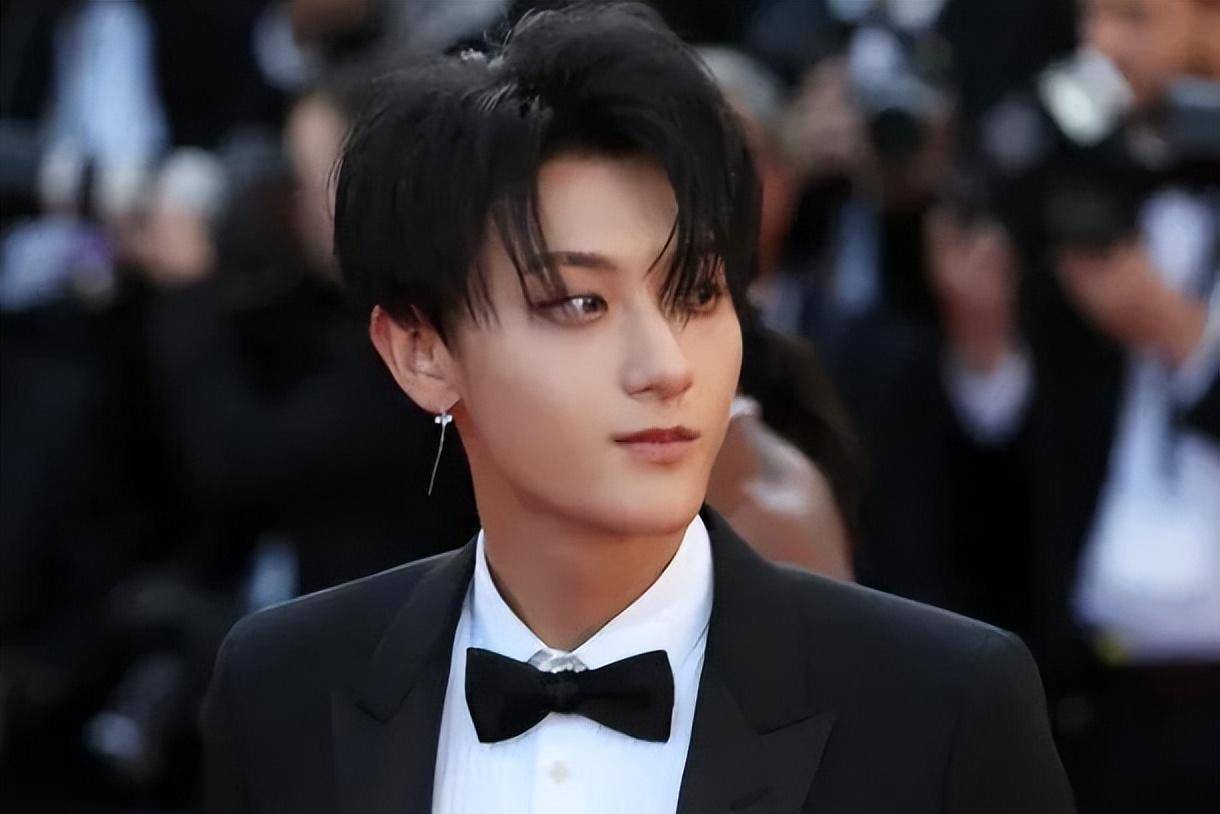 "有一次,黄子韬和吴世勋趁难得的中秋休假去度假,但有"私生饭"得知