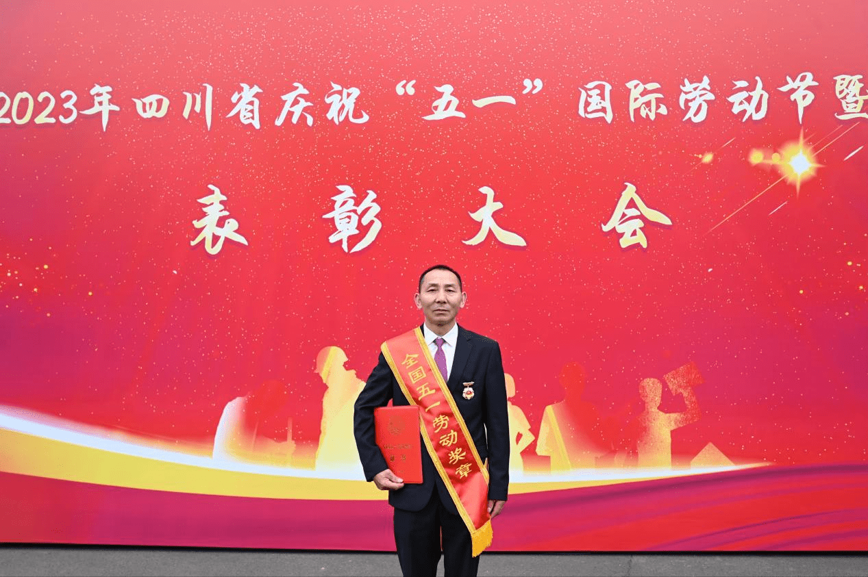 以匠心精神坚守保宁品质——记全国五一劳动奖章获得者李光龙_酿造