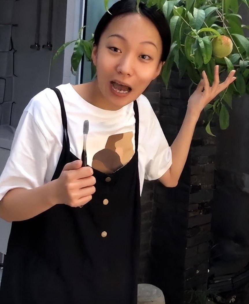 "疯产姐妹"解散后,邵雨轩遭网暴退网,张小花成最大赢家_视频_姐姐