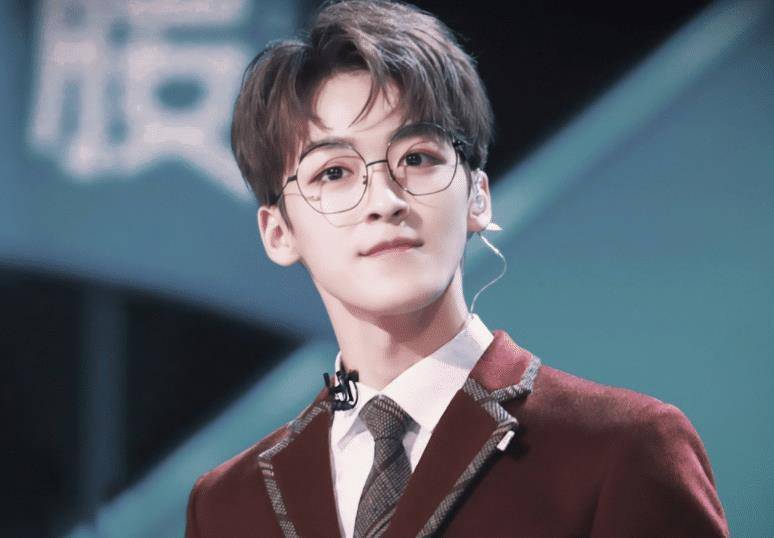 其实在这件事之前,何洛洛就曾因为邀请女神去玩密室大逃脱而被网友们