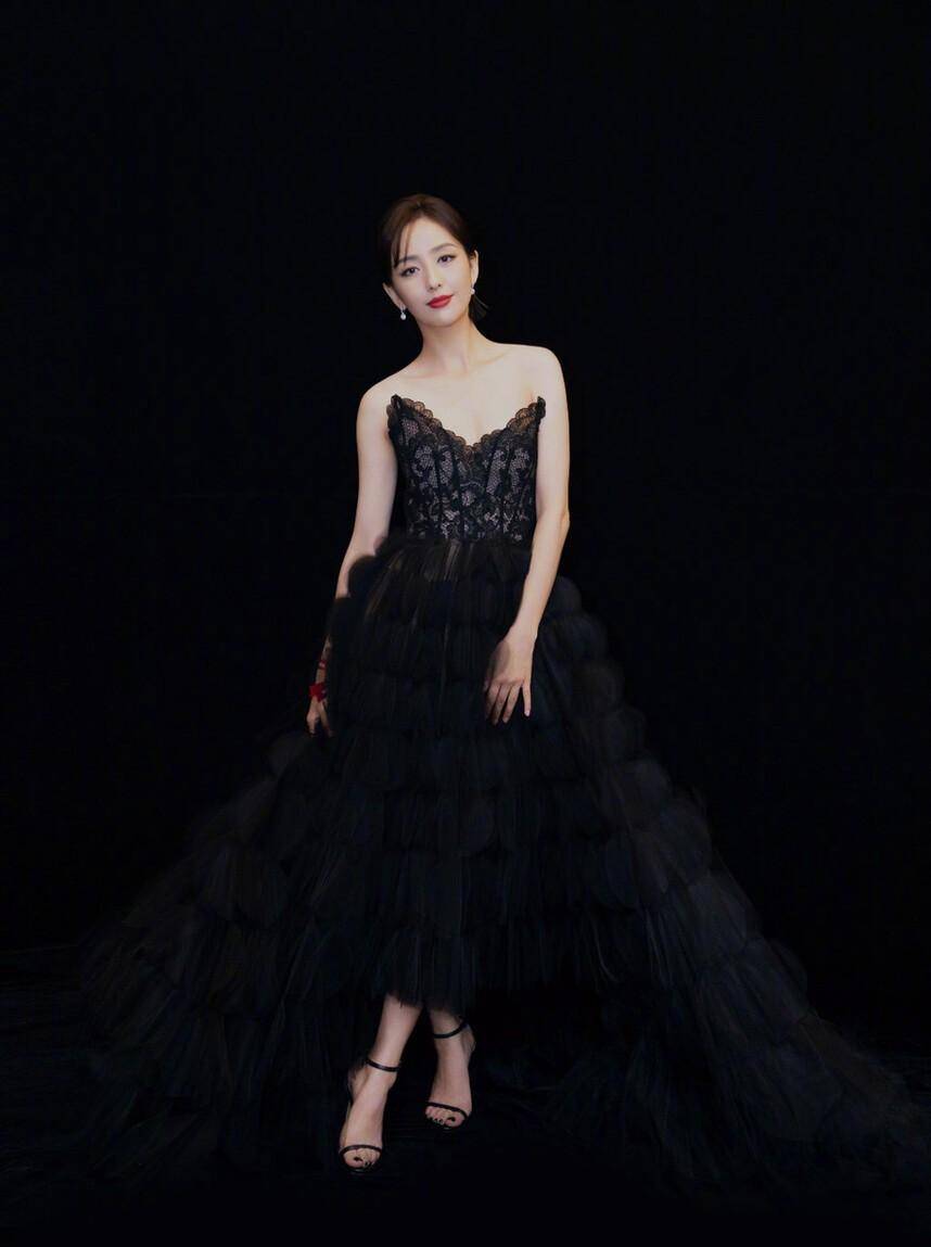 女明星黑色礼服:倪妮大胆,孙怡诱惑,柳岩让我迷失了!_时尚_衣服_颜色