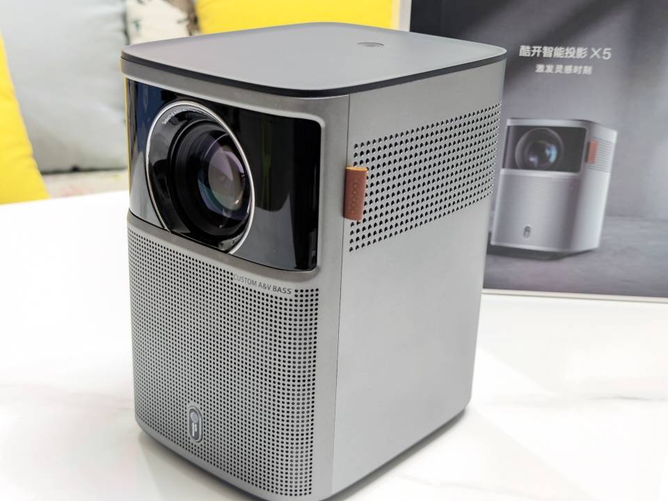 我家的娱乐C位：全新酷开智能投影X5，搭载酷开智能投影9.1系统闪亮登场！