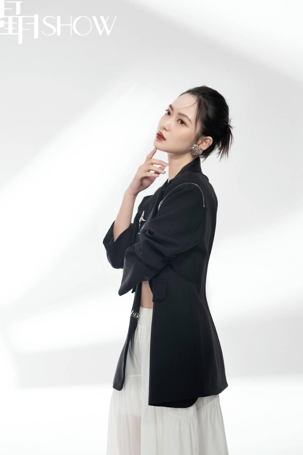 露出小蛮腰大长腿美出新高_黑色_发盘_闪光少女