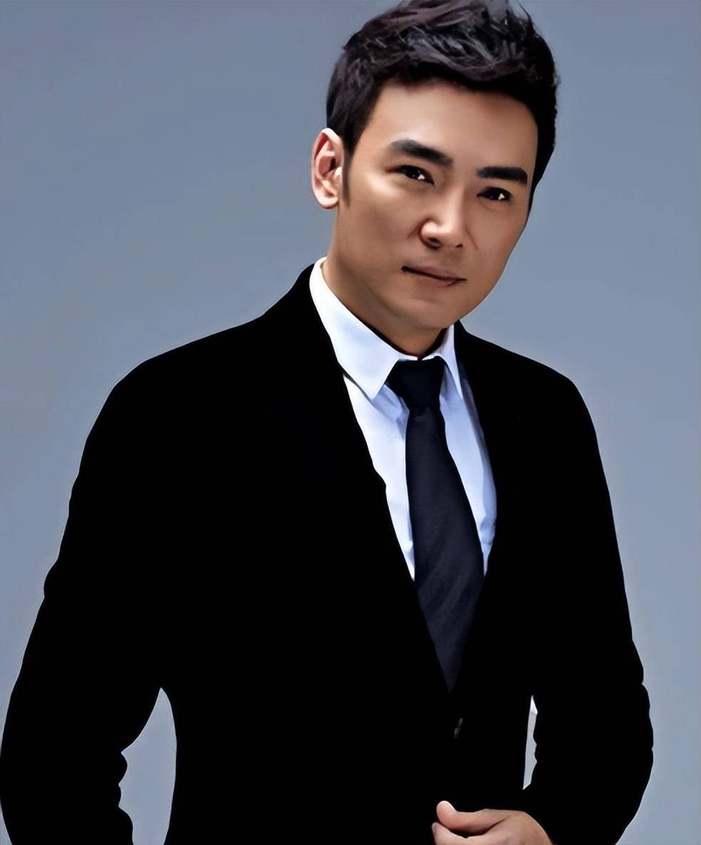 此时的焦恩俊已经55岁了,岁月在他年龄上留下了痕迹,也在他的身材上和