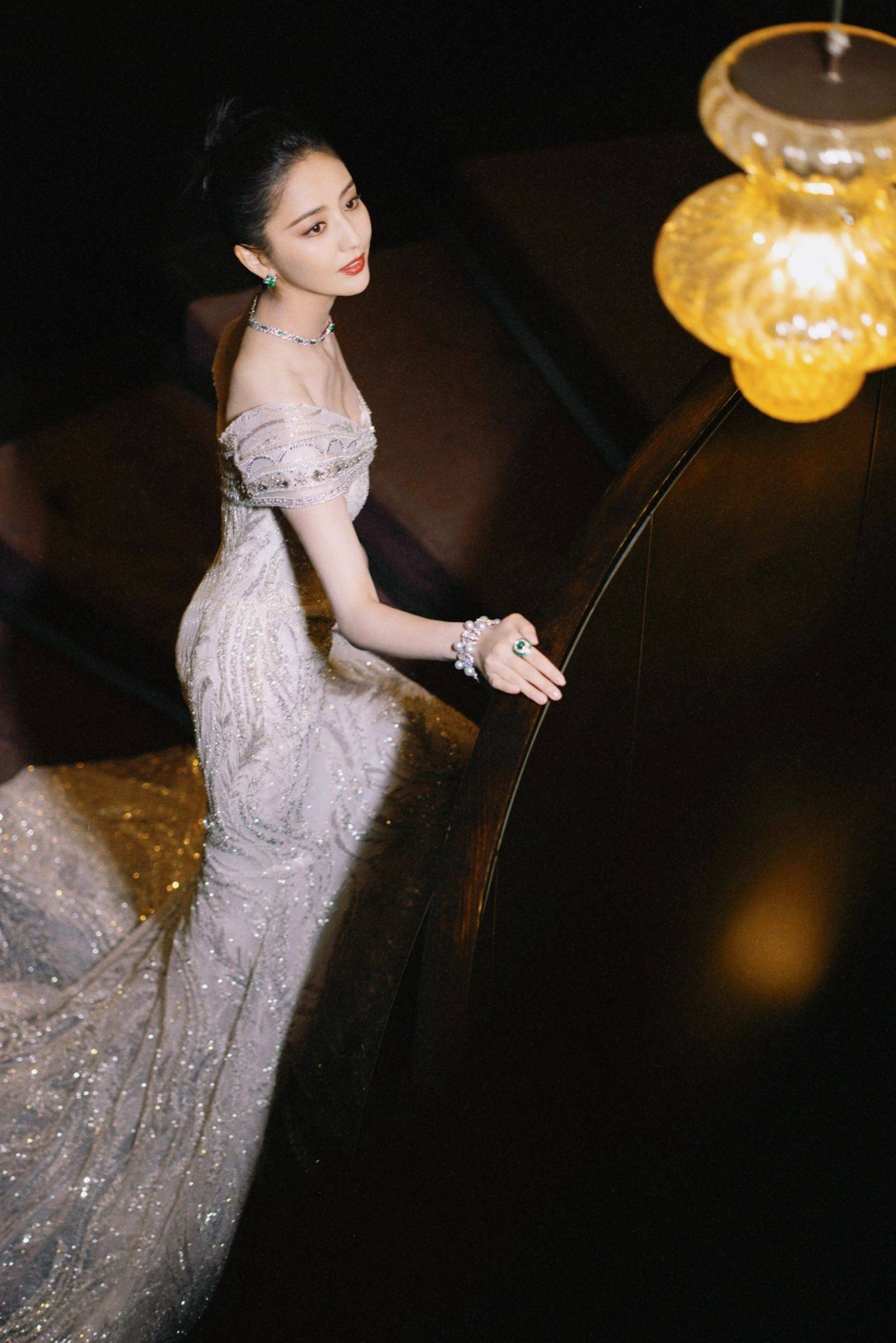 佟丽娅白色抹胸连衣裙洁白写真_陈思诚_锁骨_银色