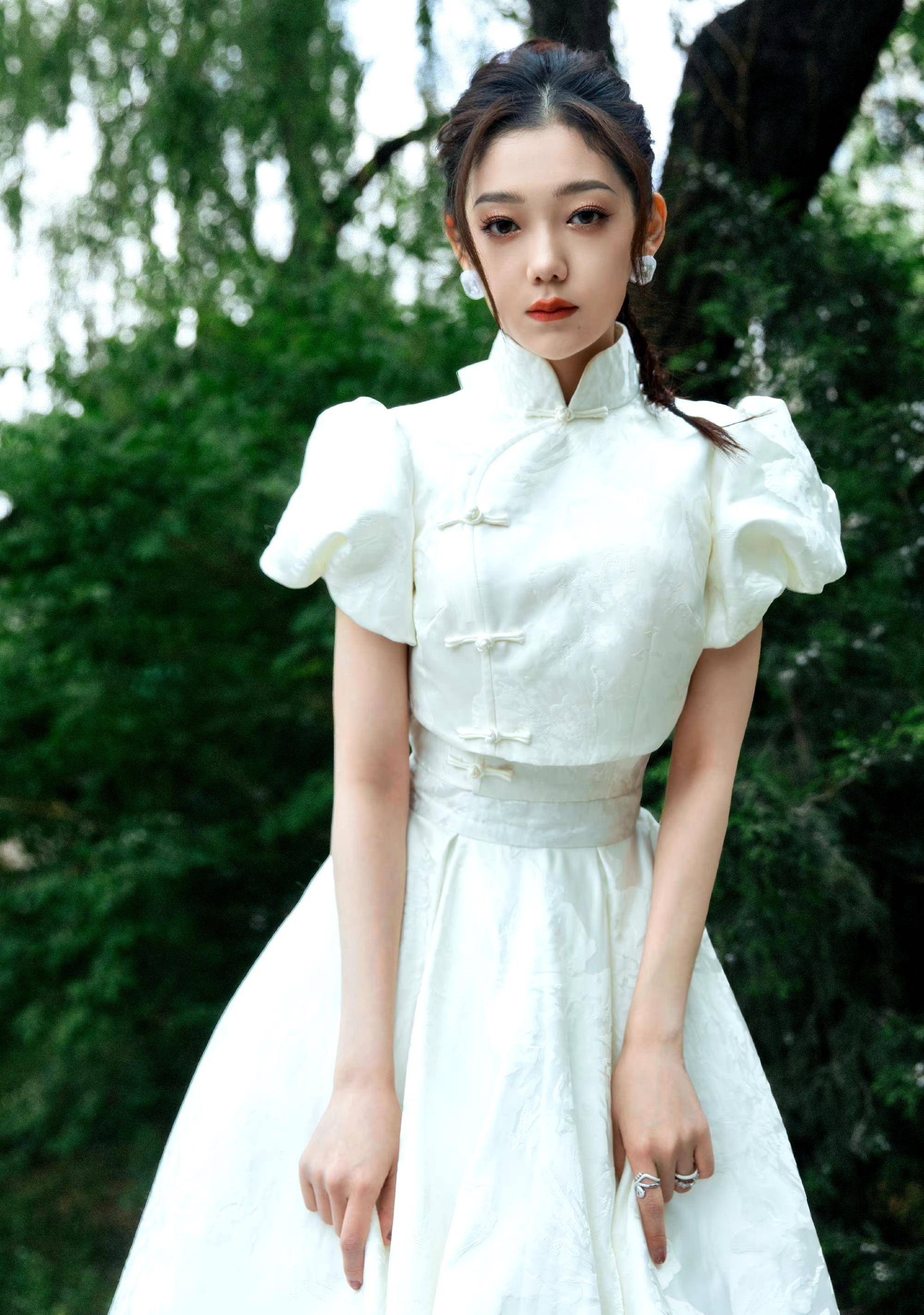 五四晚会:李宇春彰显中国人霸气 万茜撞衫王子文 任敏把珍珠贴脸上