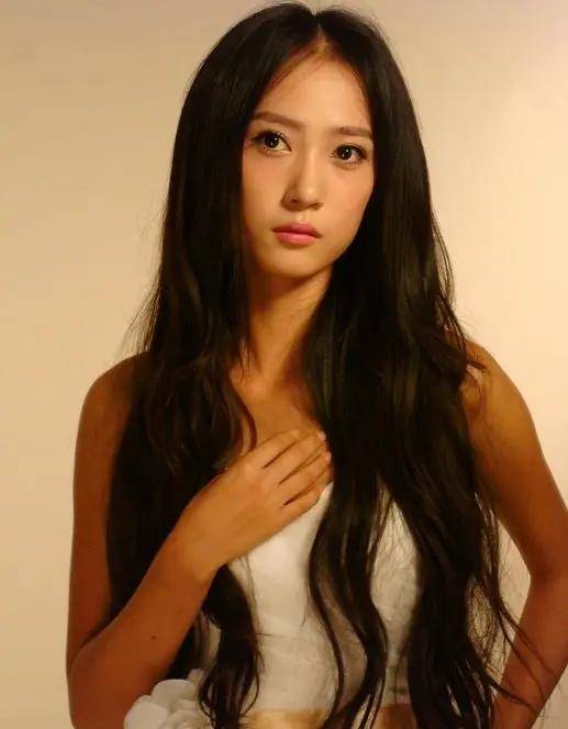 关慧卿也是从小就学舞蹈的,所以气质很古典温柔,15岁的她还拿过沈阳