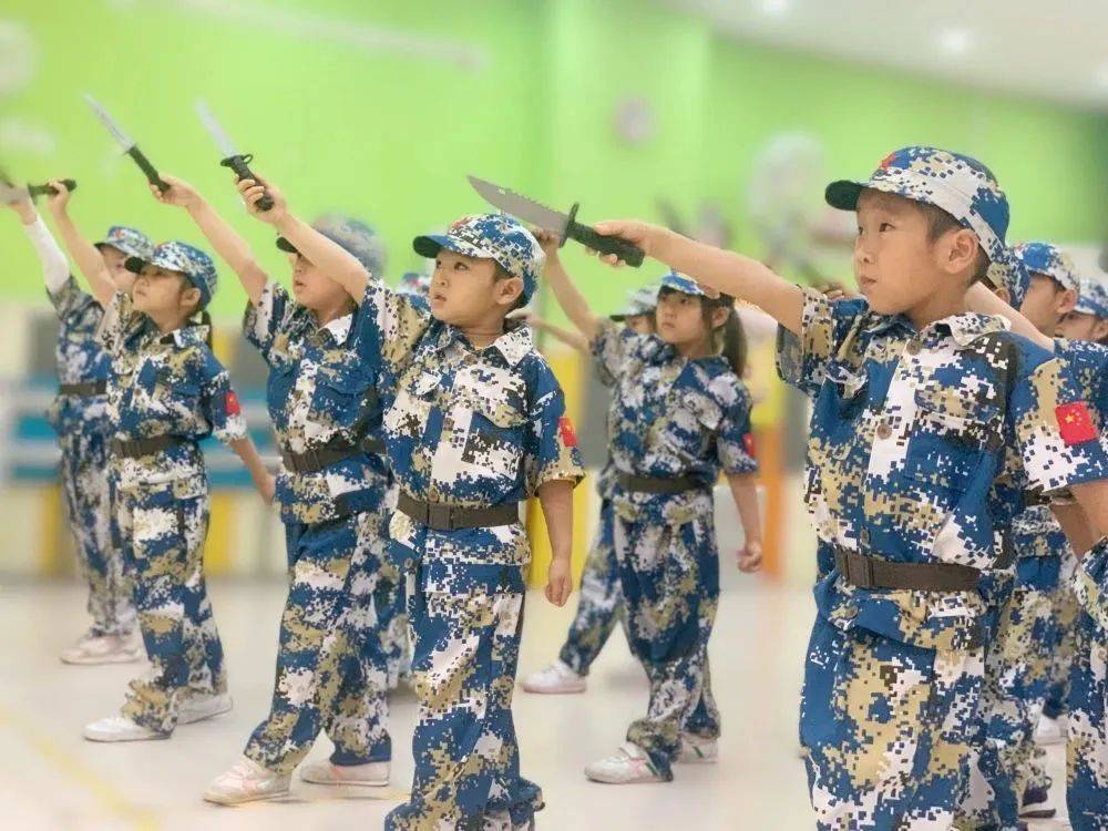 童军永向党,军梦伴成长——诺亚舟翠岭华庭幼儿园小小兵爱国主义素质