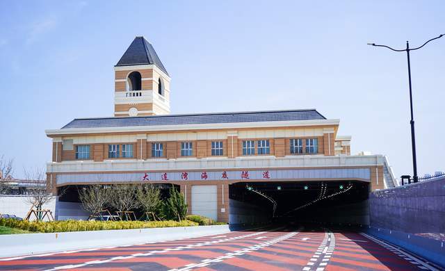 港珠澳大橋建設者承建的大連灣海底隧道建成通車_施工_混凝土_團隊