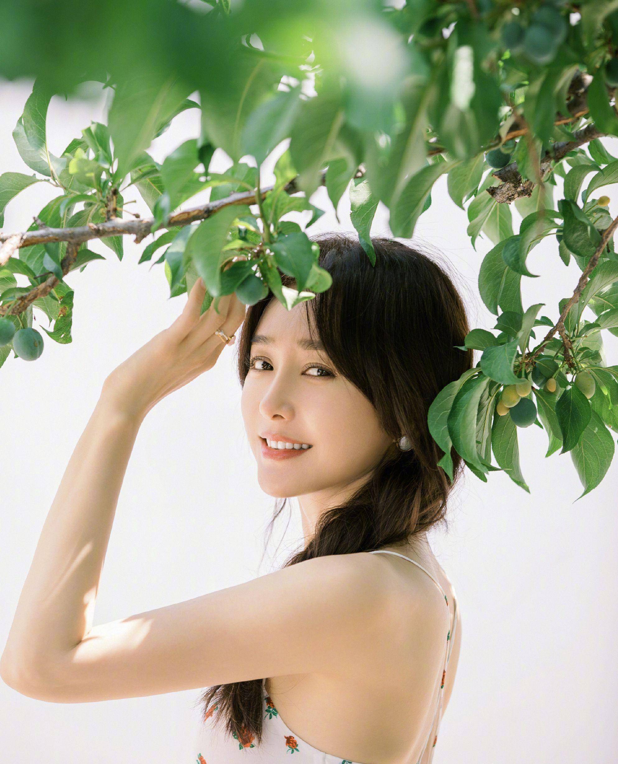 43岁秦岚晒庆生美照,穿碎花裙尽显曼妙身姿,打扮清新好似学生妹