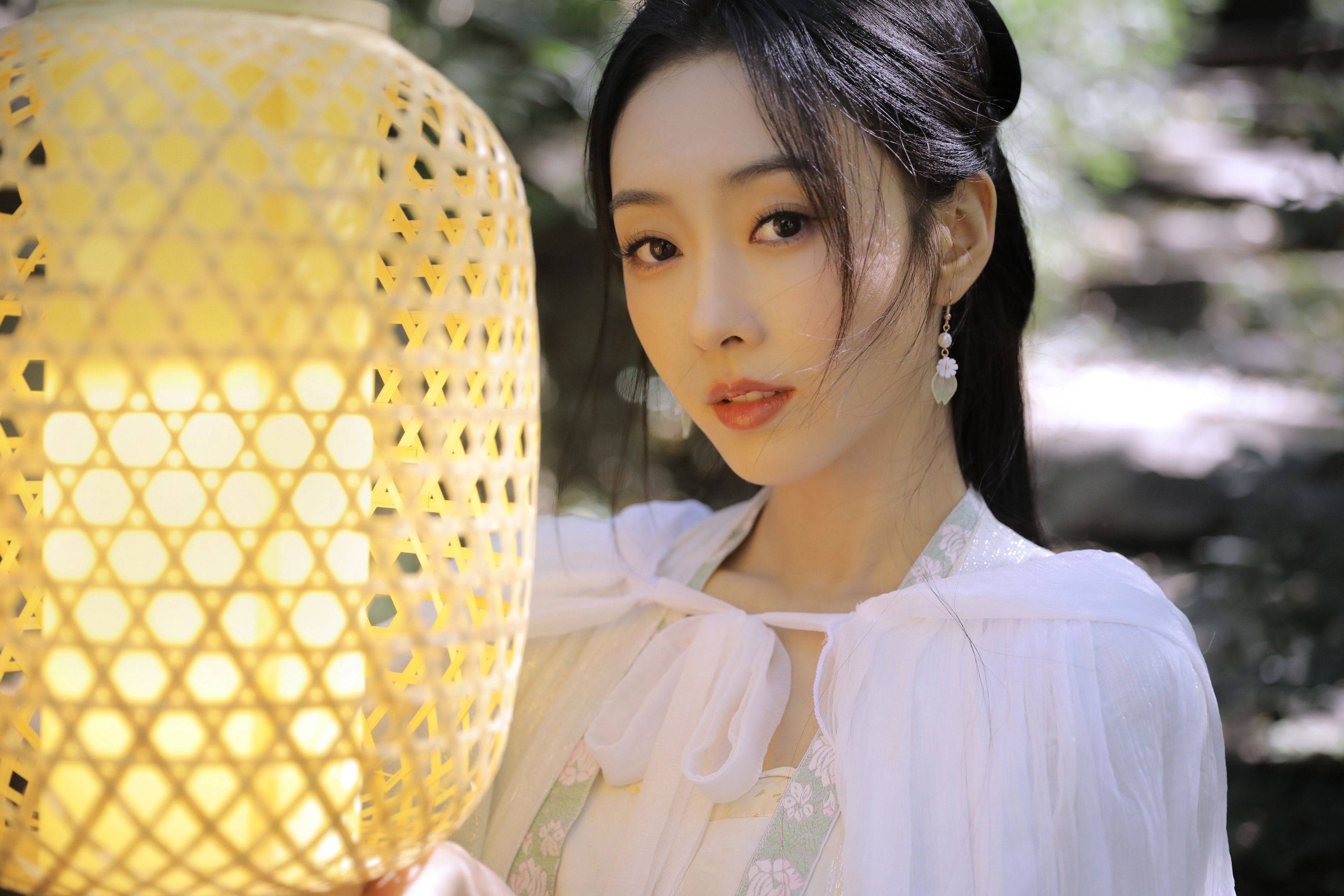 宣璐白色连衣裙优雅户外写真