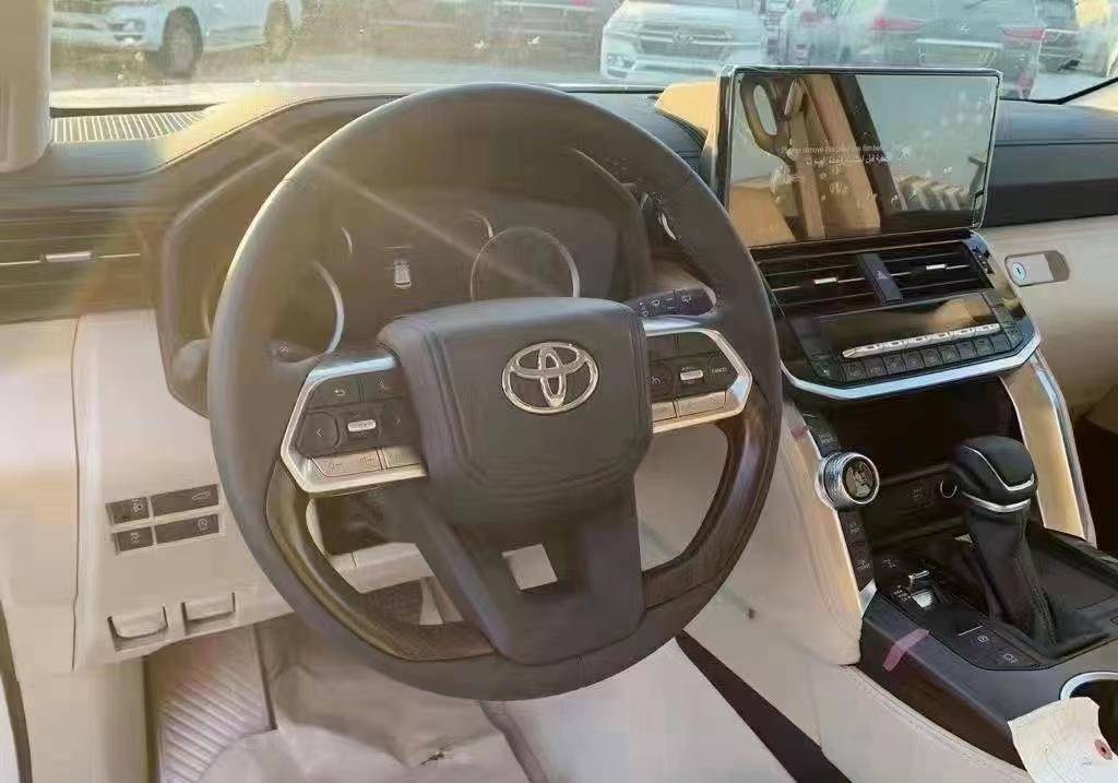 2023款"丰田陆巡"天津港实拍!