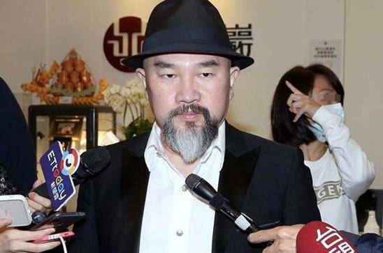 娱乐圈的"女子与野兽",这10位男星其貌不扬,老婆