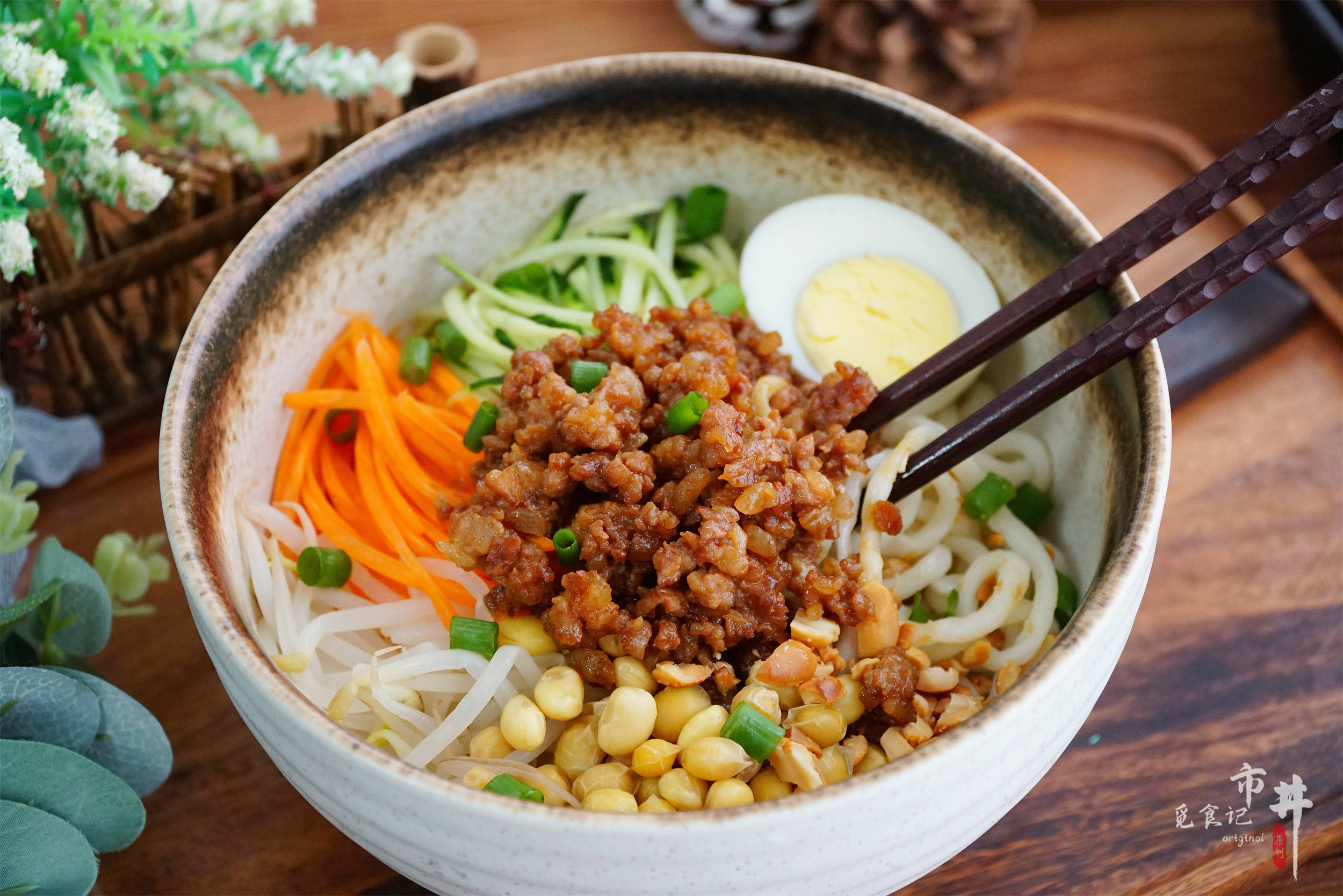 鸡蛋,黄豆,花生推荐食谱:【肉酱拌面】各地吃新的内容都有所不同