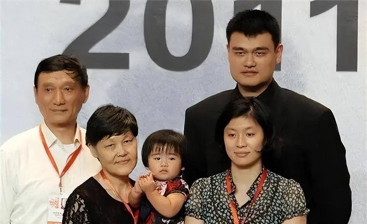 姚明12岁女儿近照:身高近1.